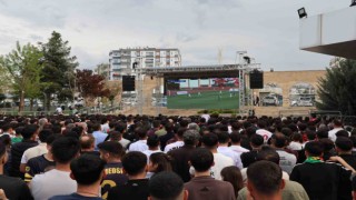 Diyarbakırda binlerce taraftar dev ekranda maç keyfi yaptı