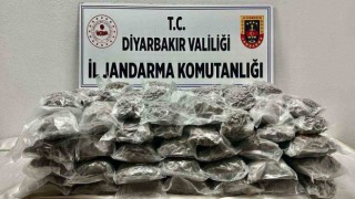 Diyarbakırda bir araçta 71 kilo kubar esrar ele geçirildi