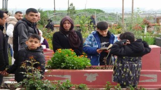 Diyarbakırda deprem mezarlığında hüzünlü bayram ziyareti