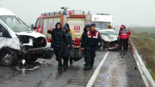 Diyarbakırda feci kaza: 3 ölü, 2si ağır 5 yaralı