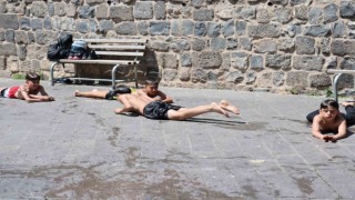 Diyarbakırda hava sıcaklığının birden yükselmesiyle çocuklar süs havuzuna girdi