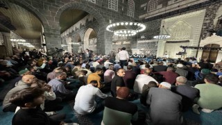 Diyarbakırda Kadir Gecesinde cami cemaatine Kuran-ı Kerim dağıtıldı