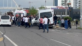 Diyarbakırda minibüs ile otomobil çarpıştı: 3 yaralı