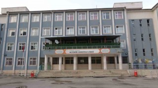 Diyarbakırda okul müdürü öğrenci tarafından bıçaklandı