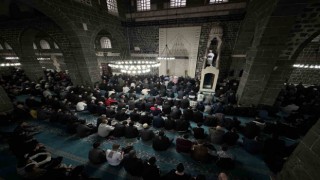 Diyarbakırda vatandaşlar bayram namazı için Ulu Camiye akın etti