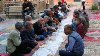 Diyarbakırda yüzlerce medrese talebesi iftarda buluştu