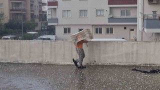 Dolu yağışında küçük çocuk plastik kasa altında eğlendi, sürücüler ağaç altına sığındı