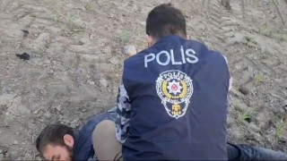 Dur ihtarına uymayarak kaçan otomobilden 5 kaçak göçmen çıktı