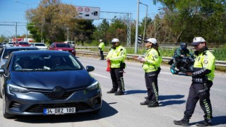 Edirnede trafik polisleri sürücülerin bayramını kutladı