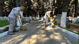 Edremitte şehitlik ve mezarlıklara bayram bakımı