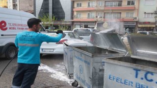 Efeler Belediyesi çöp konteynerlerini yıkayıp dezenfekte ediyor