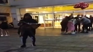 Eğlence mekanı çıkışı kadınların saç saça baş başa kavgası kamerada