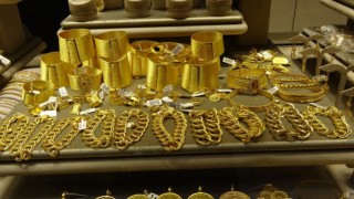 Ekonomistten altın tahmini: “Yıl sonu altının ons fiyatı 2 bin 700 dolar seviyelerini görebilir”