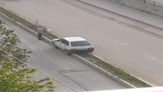 Elazığda ilginç kaza, otomobil refüje oturdu