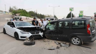 Elazığda otomobil ile hafif ticari araç kafa kafaya çarpıştı: 1 yaralı