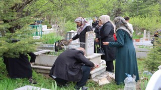 Elazığda vatandaşlar mezarlıklara akın etti