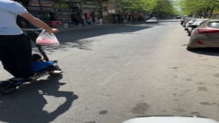 Elektrikli scooter ile tehlikeli yolculuk