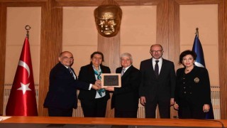 Emekli öğretim üyesi Prof. Dr. Ferruh Çömlekçiye Mesleki ve Akademik Saygı Ödülü