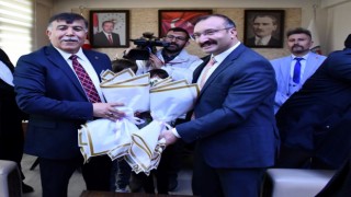 Emet Belediye Başkanı Mustafa Koca, görevi Hüseyin Doğandan devraldı