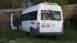 Ercişte minibüs şarampole uçtu: 1 yaralı