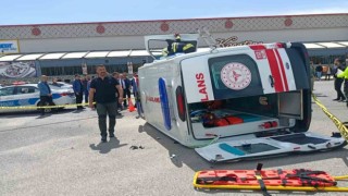 Erzincanda otomobil ile ambulans çarpıştı: 6 yaralı