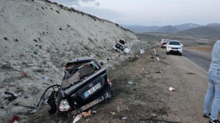 Erzurumda pikap ile otomobil kafa kafaya çarpıştı: 1 ölü, 6 yaralı