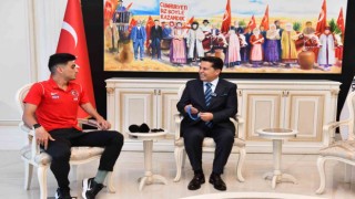 Esenyurt Belediye Başkanı Özer, Dünya Şampiyonu olan Milli Paratriatloncu Uğurcan Özeri makamında ağırladı
