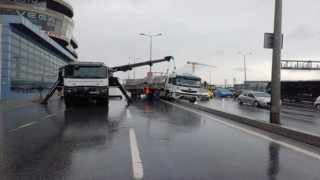 Esenyurt E-5 yan yolda tır refüje çıktı