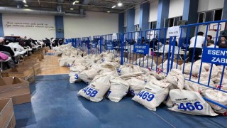 Esenyurtta oy pusulalarının bulunduğu torbalar ilçe seçim kuruluna getirilmeye devam ediyor