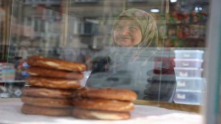 Eşinden tezgahı aldı, 17 yıldır müşterilerinin Simitçi Teyzesi oldu