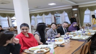 Eskişehir Valisi Hüseyin Aksoy ve eşi Hülya Aksoy KYK Yurdunda kalan kız öğrencilerle buluştu