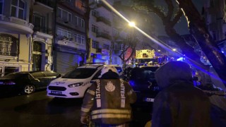 Fatihte hareketli gece: Komşusunun kapısına balyoz ve matkapla saldırıp kapıyı ateşe verdi