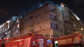 Fatihte korkutan yangın: Binanın çatısı alev alev yandı