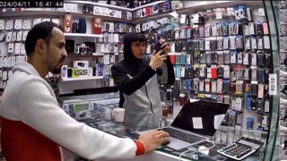 Fatihte müşteri gibi incelediği cep telefonunu çaldı