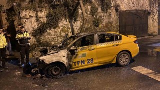 Fatihte ticari taksi alev alev yandı