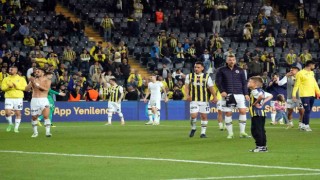 Fenerbahçe derbi galibiyetini taraftarıyla kutladı