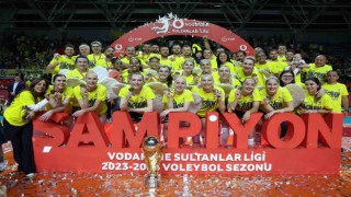 Fenerbahçe Kadın Voleybol Takımı, şampiyonluk kupasını kaldırdı