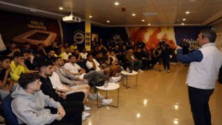 Fenerbahçede Başkan Ali Koç ve yönetim kurulu, futbol takımıyla bir araya geldi