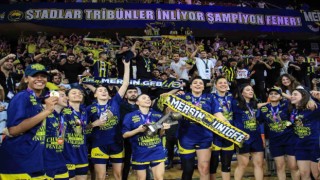 FIBA Kadınlar Euroleaguede şampiyon olan Fenerbahçe kupasını aldı
