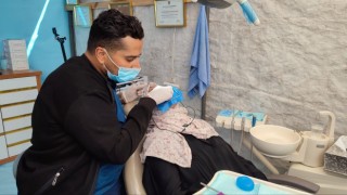 Filistinli diş hekimi hastaları çadırda tedavi ediyor