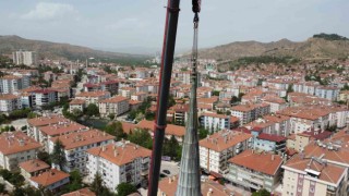 Fırtınada bir minaresi devrilen caminin diğer minaresi kontrollü olarak yıkılıyor