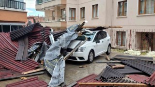 Fırtınada uçan çatı, park halindeki otomobillerin üzerine devrildi