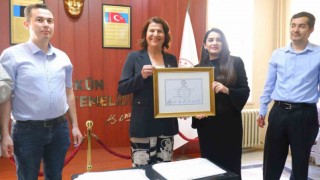 Foça Belediyesinin yeni başkanı Saniye Bora Fıçı mazbatasını aldı