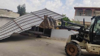 Gaziantepte etkili olan rüzgar bir evin çatısını uçurdu