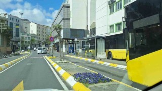 Gaziosmanpaşada facianın eşiğinden dönüldü, gaz pedalı takılı kalan İETT otobüsü duraktaki otobüslere çarptı