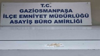Gaziosmanpaşada sokak ortasında uyuşturucu madde ticareti kamerada