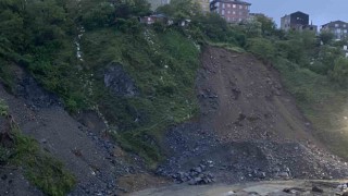 Gaziosmanpaşada toprak kaymasının meydana geldiği alan günün ilk ışıklarıyla böyle görüntülendi