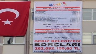 Gediz Belediyesinin güncel borcu belediye binasına asıldı