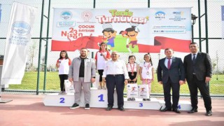 Geleceğin tenisçilerine madalyalarını Başkan Büyükkılıç verdi