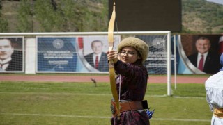 Geleneksel Türk Okçuluğu sporcuları, geleneksel kıyafetleriyle Gümüşhanede yarıştı